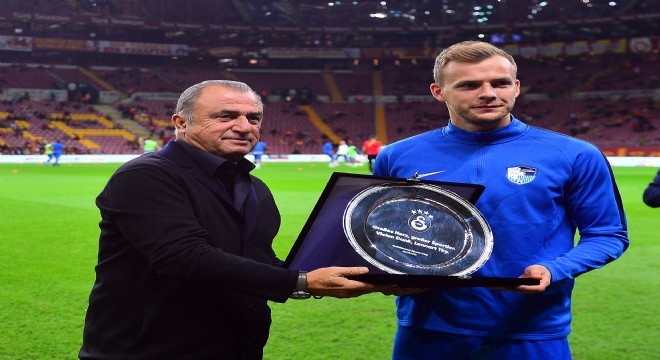 Galatasaray’dan Erzurumsporlu futbolcuya plaket