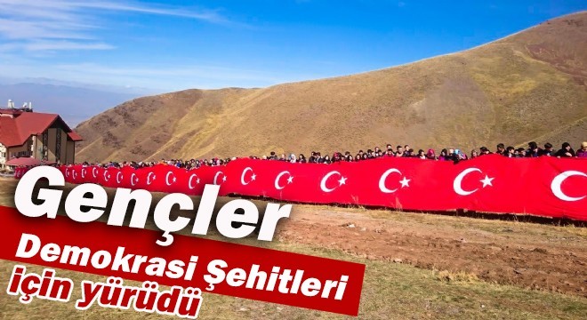 Gençler Demokrasi Şehitleri için yürüdü