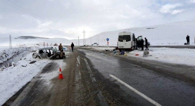 Göle yolunda otomobil ile midibüs çarpıştı: 8 yaralı