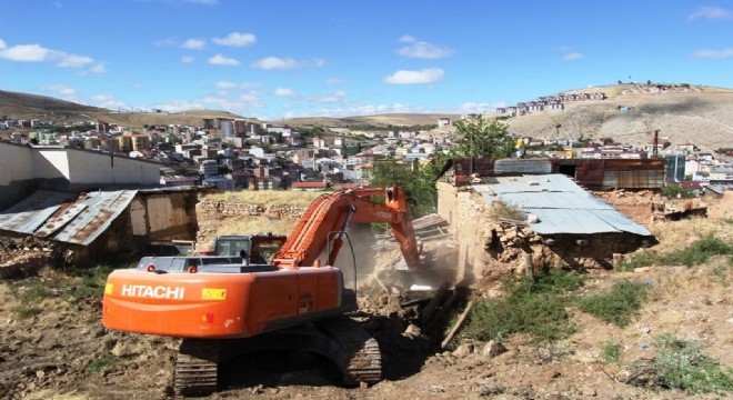 Harabe binaların yıkım çalışmaları devam ediyor