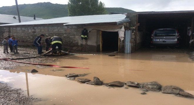 Horasan da yağmur sonrası dereler taştı