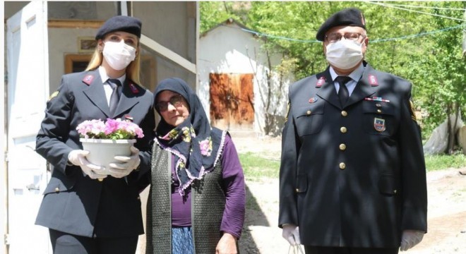 Jandarmadan Güllü anneye anlamlı ziyaret