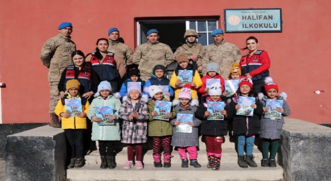 Jandarmadan öğrencilere karne hediyesi