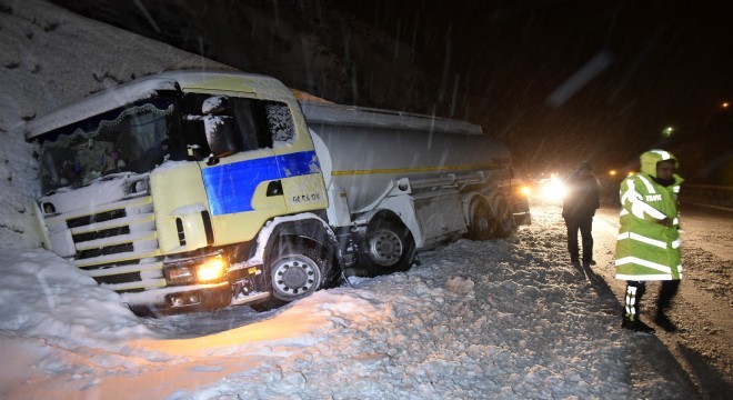 Kar, Zigana Geçidi’nde ulaşımı olumsuz etkiledi