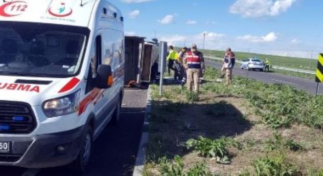 Kars yolunda kamyonet şarampole devrildi: 1 ölü