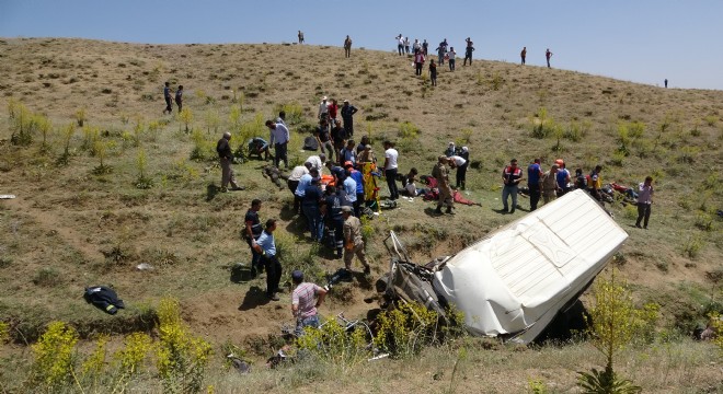 Katliam gibi kaza: 17 ölü, 50 yaralı