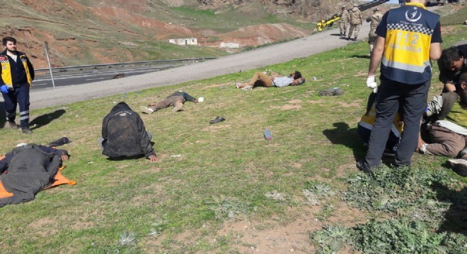 Kaçak göçmen taşıyan kamyon devrildi: 1 ölü