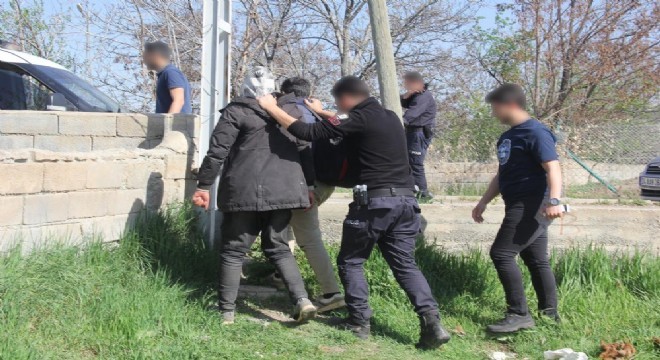 Kaçak göçmenler kaçtı polis kovalayarak yakaladı