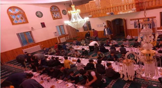 Kuran kursu öğrencilerine Medine usulü iftar