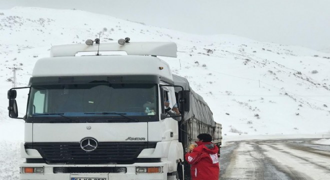 Kızılay Kızıldağ’da yolda kalanlara kumanya dağıttı