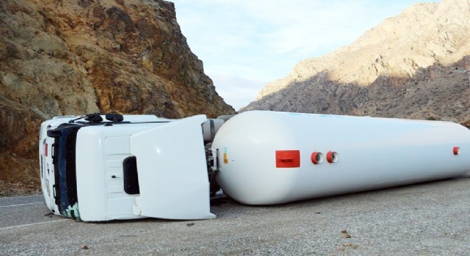 LPG yüklü tanker devrildi yol trafiğe kapatıldı