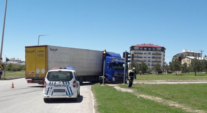 Lastiği patlayan tır yolu trafiğe kapattı