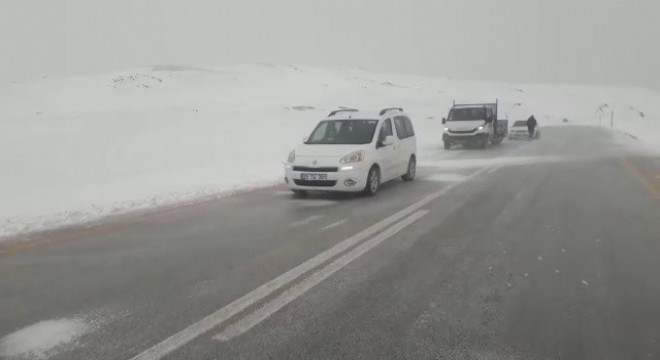 Mahsur kalan araçlar Karayolları ekiplerince kurtarıldı