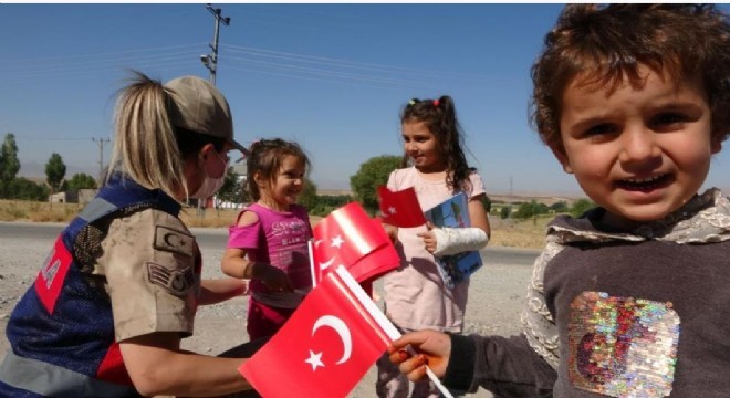 Mehmetçik’ten öğrencilere Türk bayraklı sürpriz