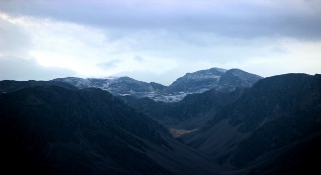 Munzur Dağı zirvelerine kar yağdı