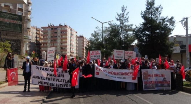 Nöbetteki ailelerden şehitlere saygı yürüyüşü