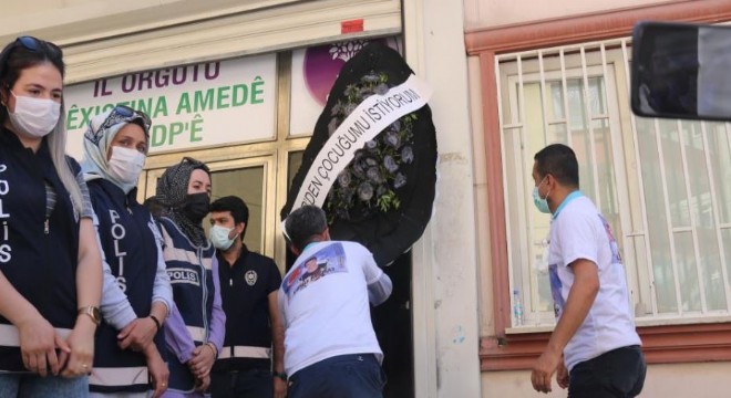 Nöbetteki baba, HDP’in kapısına siyah çelenk bıraktı