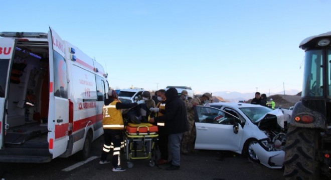 Oltu Dutlu’da traktör ile otomobil çarpıştı: 4 yaralı