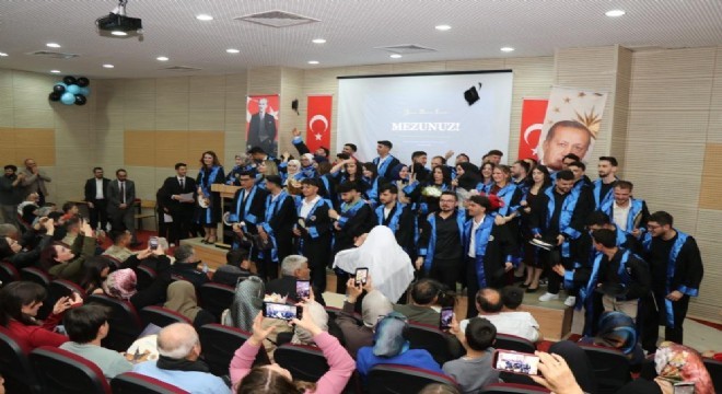 Oltu da üniversitelilerin mezuniyet coşkusu