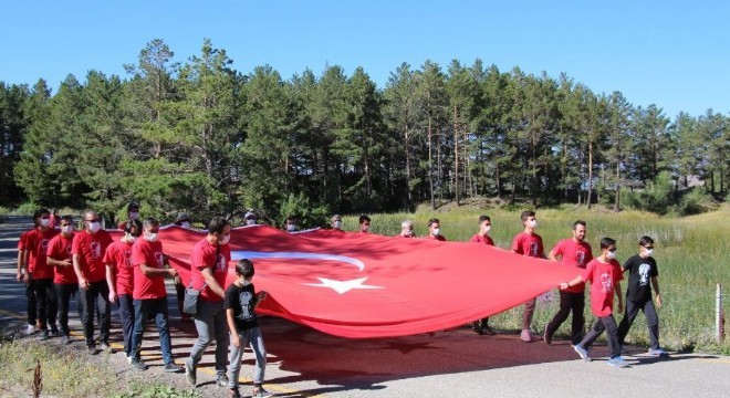 Oltulu doğaseverler 30 Ağustos anısına yürüdü