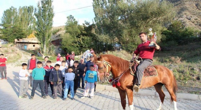 Oltulu şampiyona çoşkulu karşılama