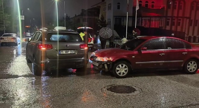 Palandöken de kavşakta otomobiller çarpıştı: 1 yaralı