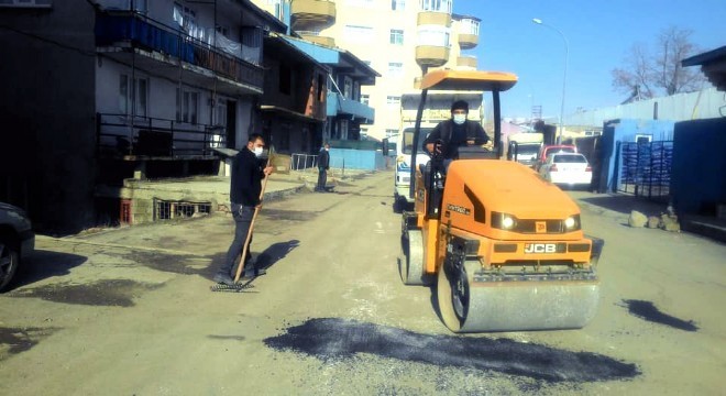 Pasinler Belediyesi bozuk yolları onardı