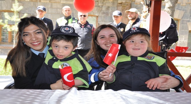 Polis haftasında engelli çocuklar unutulmadı