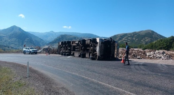 Pülümür yolunda hayvan yüklü tır devrildi: 3 yaralı