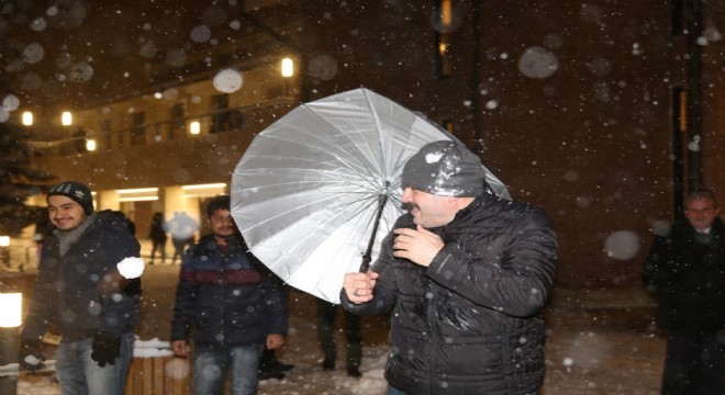 Rektör öğrencilerle kartopu oynadı