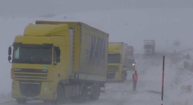 Sahara Geçidi nde tırlar mahsur kaldı