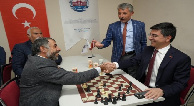 Satranç tutkunları sağlık çalışanlarıyla buluştu