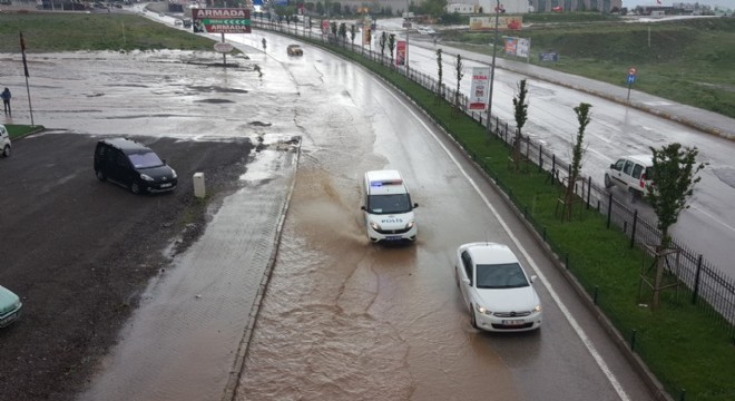 Sağanak trafiği olumsuz etkiledi