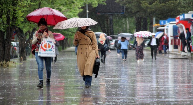 Sağanak yağış Erzurum da hayatı felç etti