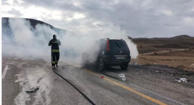 Seyir halindeki otomobil aniden alev aldı