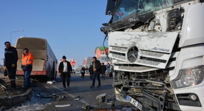 Tanker ile yolcu otobüsü çarpıştı