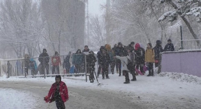 Tatil kararı geç alınınca çileyi veliler çekti