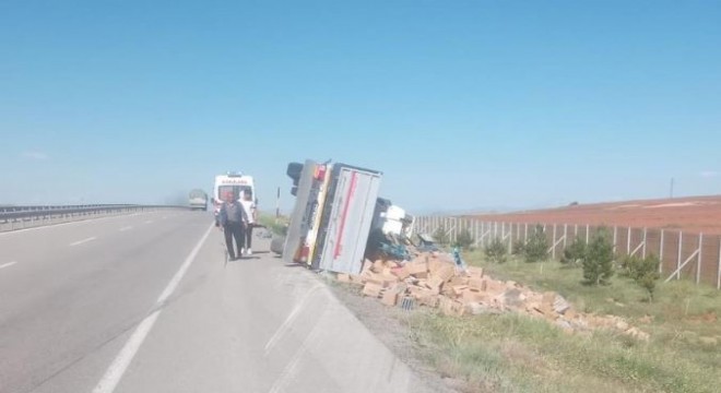 Temizlik malzemesi taşıyan tır devrildi: 1 yaralı