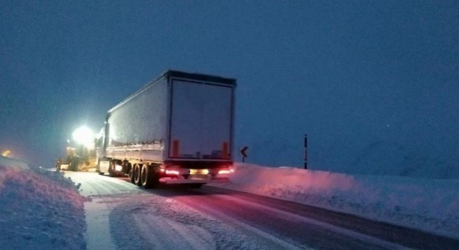 Tipi ve karda mahsur kalan tır kurtarıldı