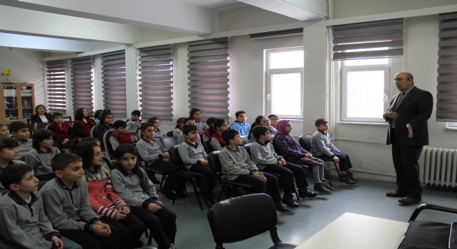 Topdağı, öğrencilere Mehmetçik Vakfı’nı anlattı.