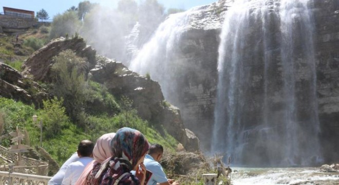 Tortum şelalesi ilgi odağı oldu