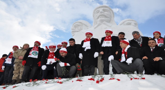 Türkiye’nin kardan yapılan en büyük şehit askerler heykeli