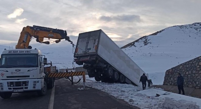 Tır yoldan çıktı:1 yaralı