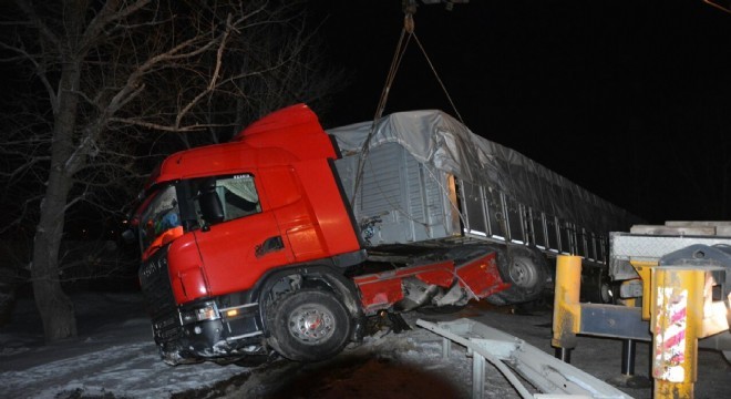 Uçuruma düşmekten son anda kurtuldu