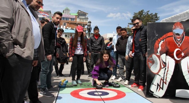 Yabancı öğrenciler curling heyecanını paylaştı