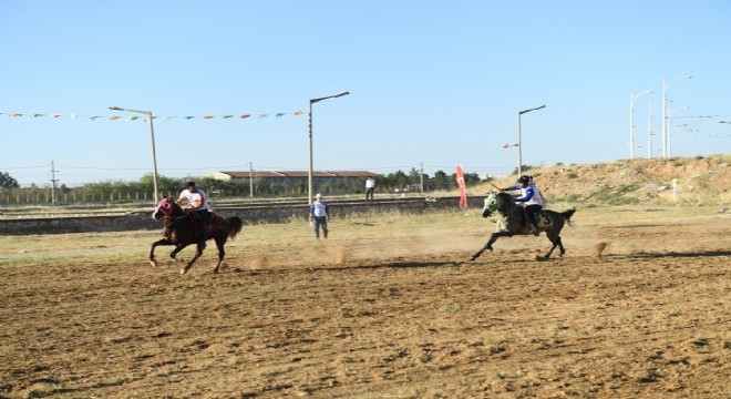 Yeşilyurt’ta alkışlar Erzurumlu ciritçilere