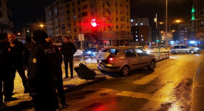 Yollardaki buzlanma kazalara yol açtı