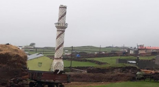 Yıldırım cami minaresini yıktı