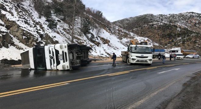 Zigana’da buğday yüklü tır devrildi: 1 yaralı