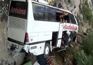 Yolcu otobüsü dereye yuvarlandı :5 ölü 